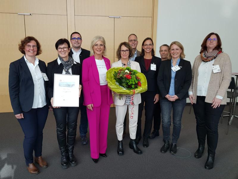 10 Personen bei der Preisverleihung