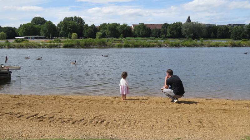 Mädchen und Mann am Ufer des Wöhrder Sees