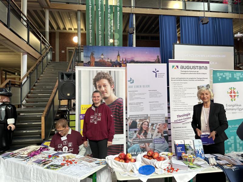 Tisch mit Flyer, Roll-ups, Marktgeschehen beim bayrisch-ungarischen Partnerschaftsfest 