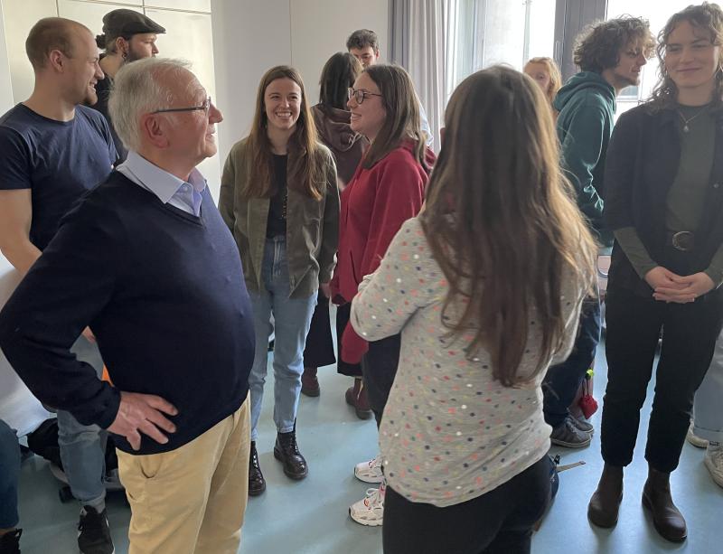 Prof. Dr. Bundschuh mit Studierenden der Heilpädagogik, stehend im Semniarraum, im Gespräch