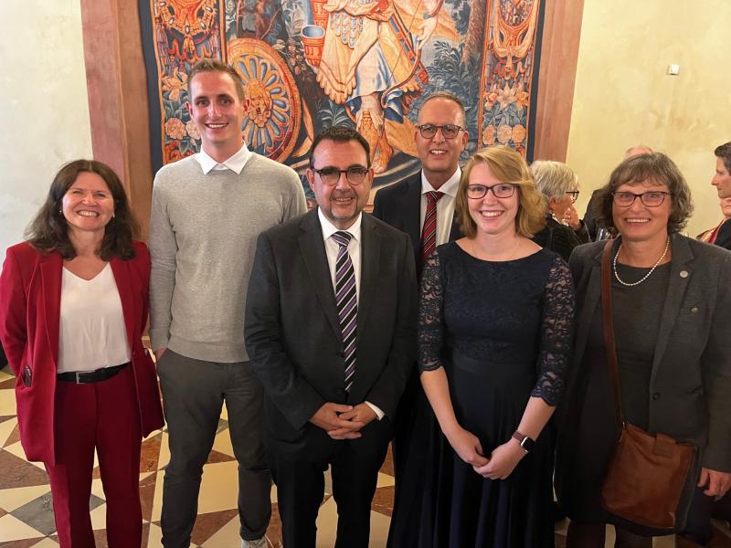  Prof. Dr. Christa Mohr (Professorin für Pflegewissenschaft, Ostbayerische Technische Hochschule Regensburg), Tobias Thoß (Master Advances Nursing Practice-Studierender, EVHN), Klaus Holetschek (Gesundheits- und Pflegeminister Bayern), Prof. Dr. Jürgen Härlein (Professor für Pflegewissenschaft, EVHN), Vivien Schardt (Master ANP-Studierende, EVHN), Gabriele Fley (Dipl.-Pflegepädagogin, EVHN)