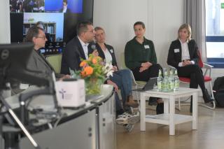 Prof. Dr. Markus Zimmermann, Robert Jeske MBA, Mirjam Schmidt, Leah Dörr M.Sc., Sonja Stopp (v.l.n.r.), Bildschirm im Hingrund: Anna Leonhardi, Heike Hoffer 
