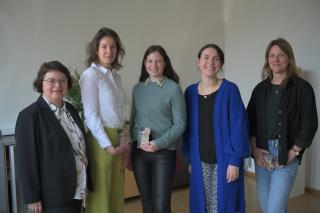 fünf Frauen, stehend in einer Reihe, die neuen Mitarbeiterinnen