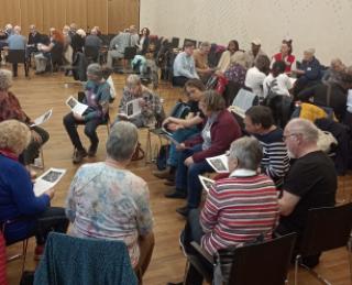 viele Menschen in einem großen Saal sitzen zusammen, Gruppenarbeit, Diskussion