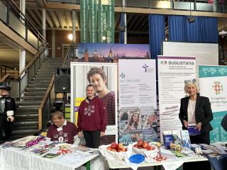 Tisch mit Flyer, Roll-ups, Marktgeschehen beim bayrisch-ungarischen Partnerschaftsfest 