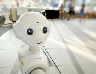 Humanoide Roboter wie Pepper (Bild) können Unterhaltungen im Pflegeheim anregen.