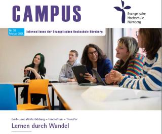 Titelbild der Campus-Ausgabe, Studierende unterhalten sich an einem Tisch