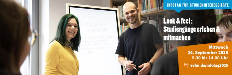 Hinweis auf Infotag für Studieninteressierte am 24.9.2025, junge Frau und junger Mann vor digitalem Flipchart